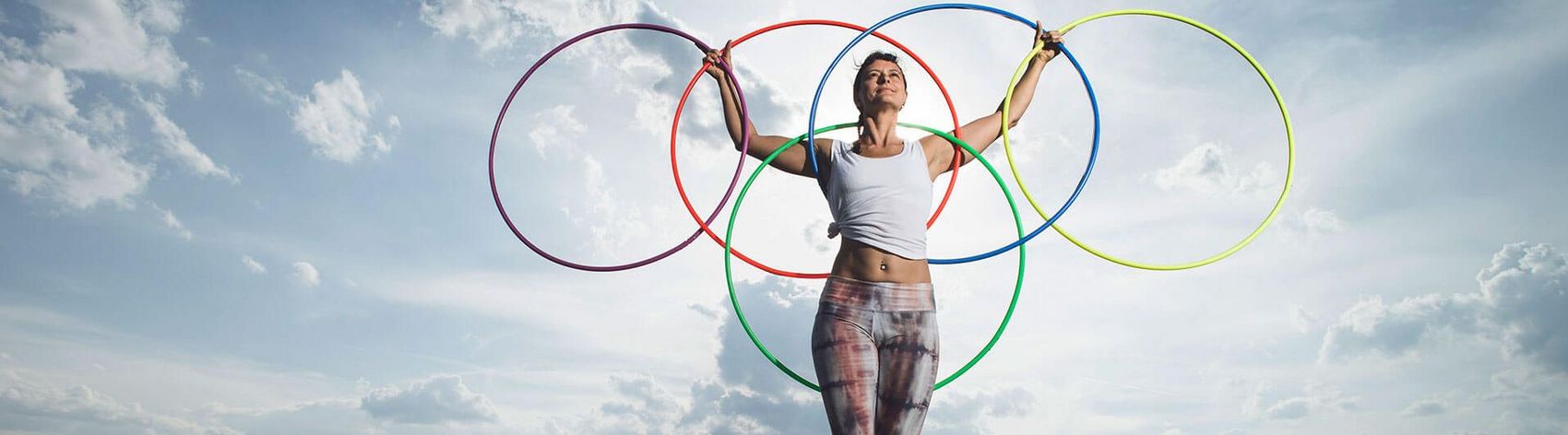 Frau beim Yoga mit olympischen Ringen