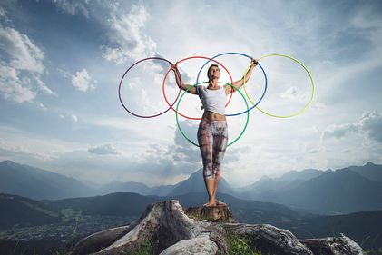 Frau beim Yoga mit olympischen Ringen