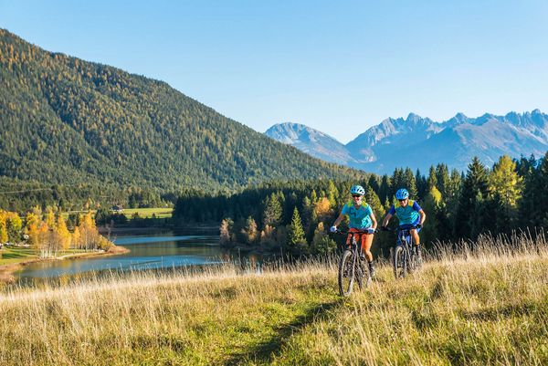 Mountainbiker in Herbstlandschaft