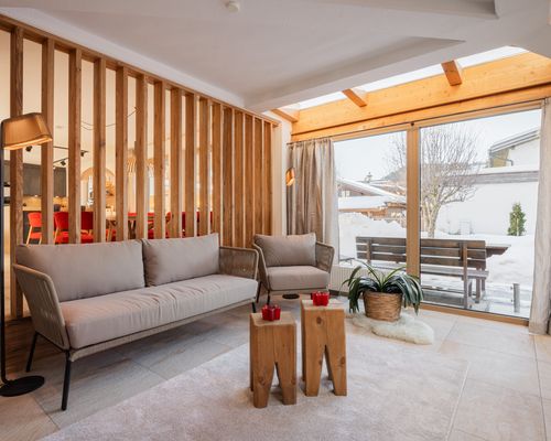 Wohnraum Chalet Seefeld mit viel Holz