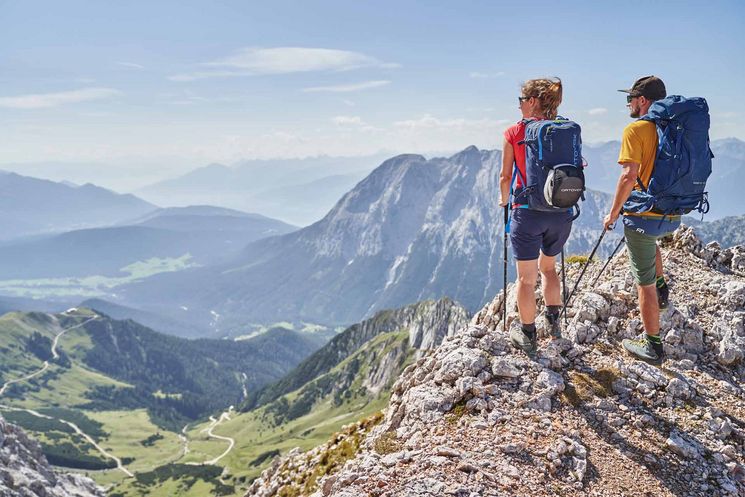 Zwei Wanderer am Gipfel 