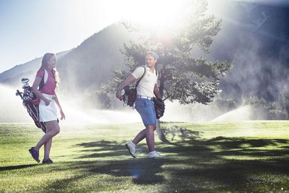 Paar beim Golfen in der Morgensonne