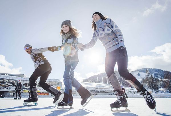 Familie beim Eislaufen