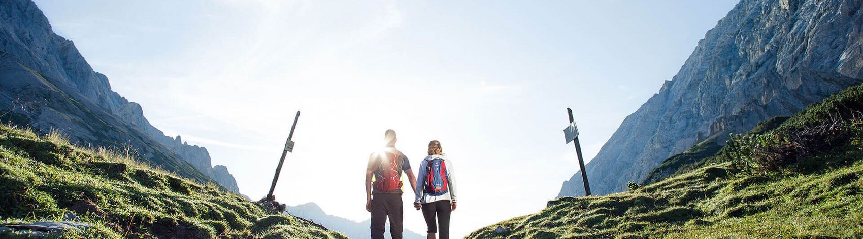 Wanderer die zur Sonne wandern