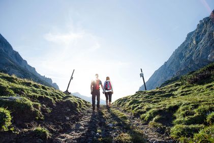 Wanderer die zur Sonne wandern