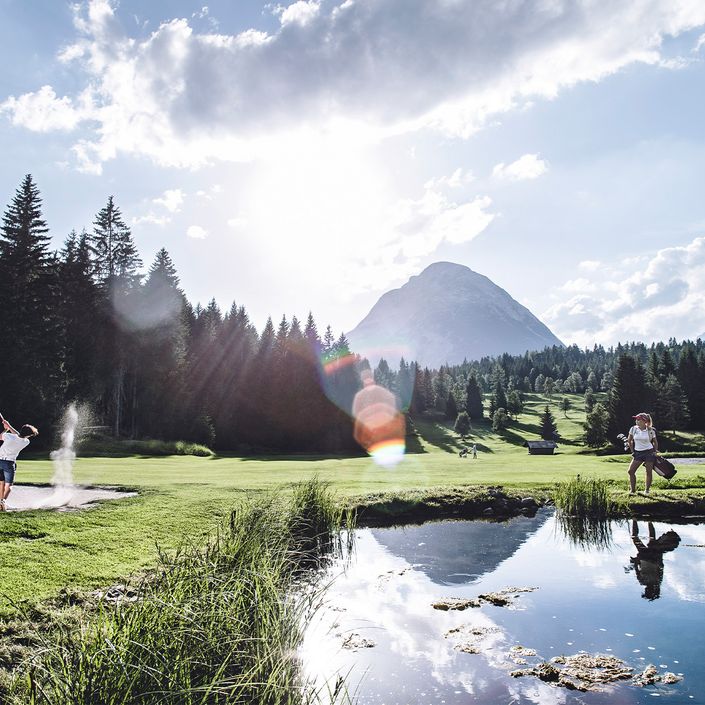 Golfplatz mit Blick auf die Berge