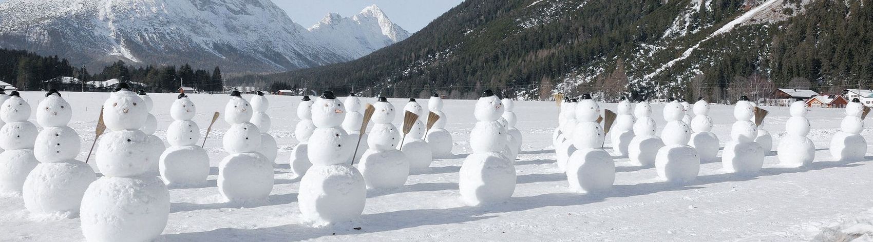 Feld voller Schneemänner