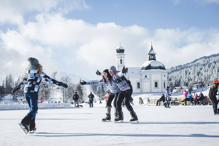 Familie beim Eislaufen