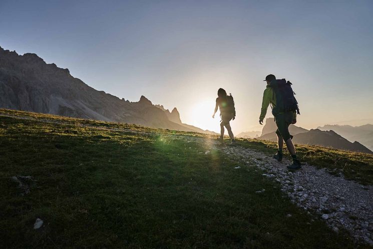 Zwei Wanderer bei der Sonnenaufgangswanderung