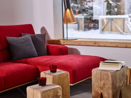 Rote Couch mit Kissen