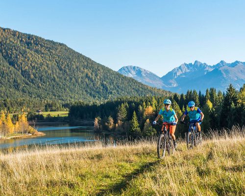 Mountainbiker in Herbstlandschaft