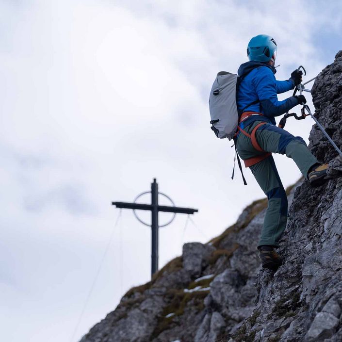 Kletterer im Panoram Klettersteig auf die Seefelder Spitze