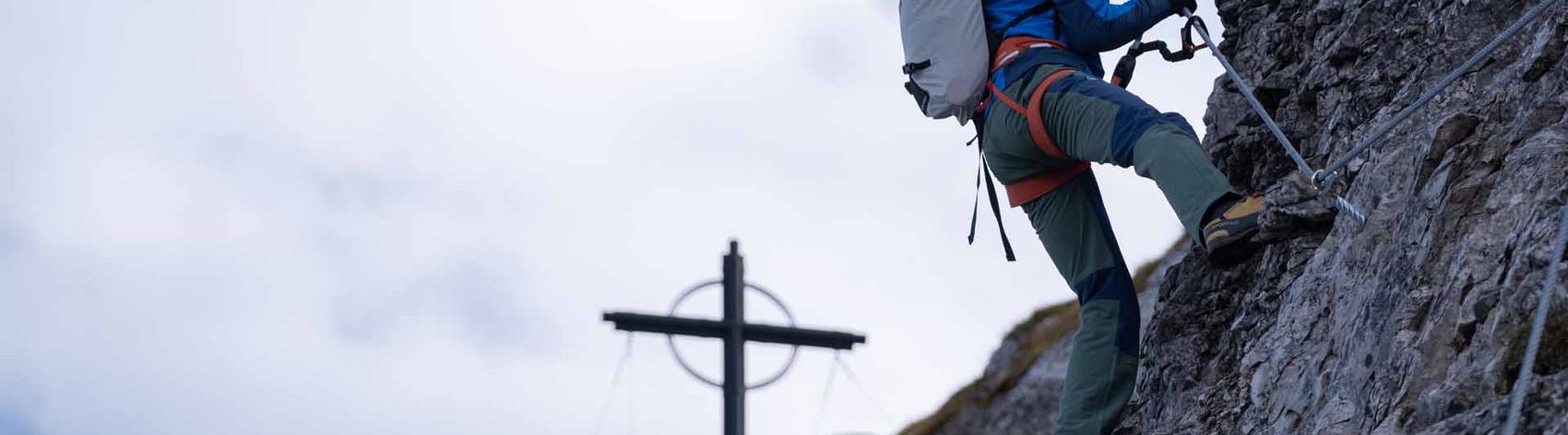 Kletterer im Panoram Klettersteig auf die Seefelder Spitze