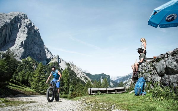 Biker vor Bergpanorama