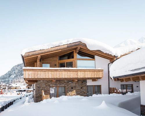 Blick auf die verschneiten Löwenchalets