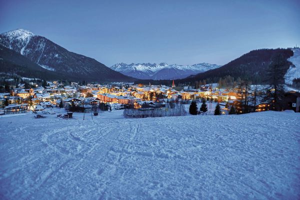 Nächtlicher Blick auf das verschneite Seefeld