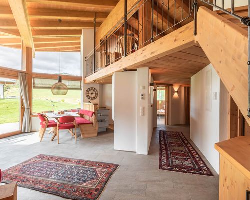 Offener Wohnraum mit viel Holz