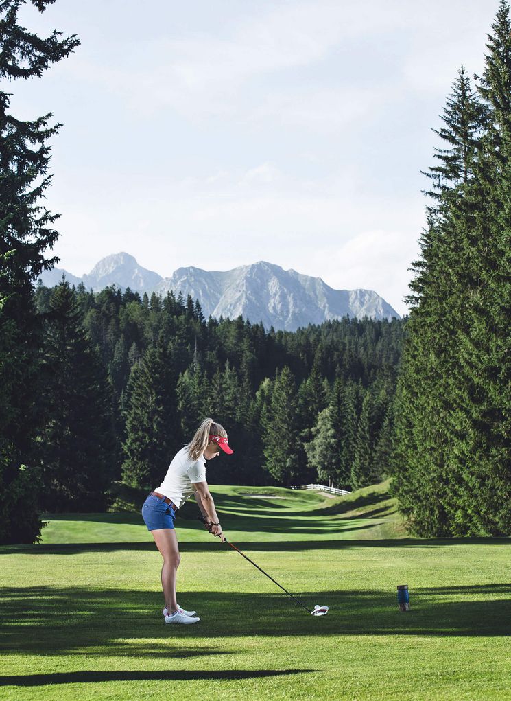 Frau am Golfplatz