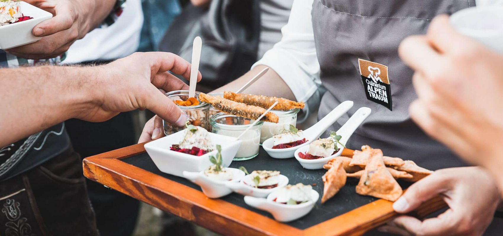 Fingerfood wird ausgeteilt