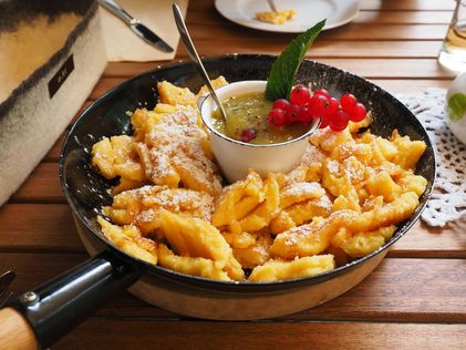 Kaiserschmarrn in der Pfanne serviert