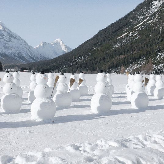Viele Schneemänner auf Feld