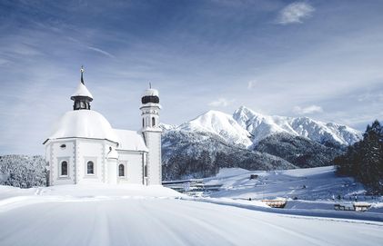Kleine Kirche in verschneiter Landschaft