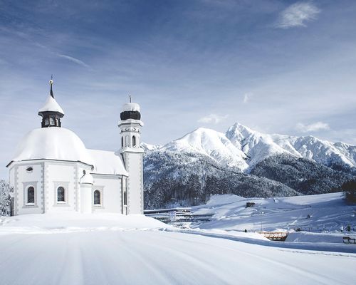 Kleine Kirche in verschneiter Landschaft