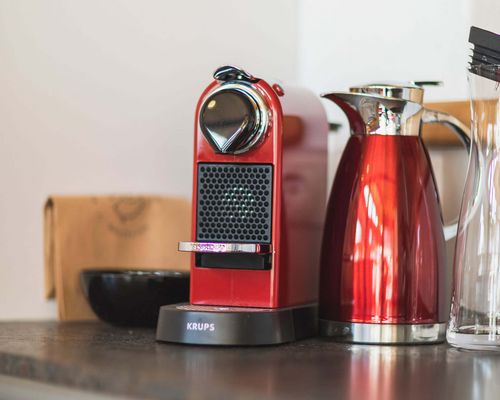 Nespresso Kaffeemaschine in rot