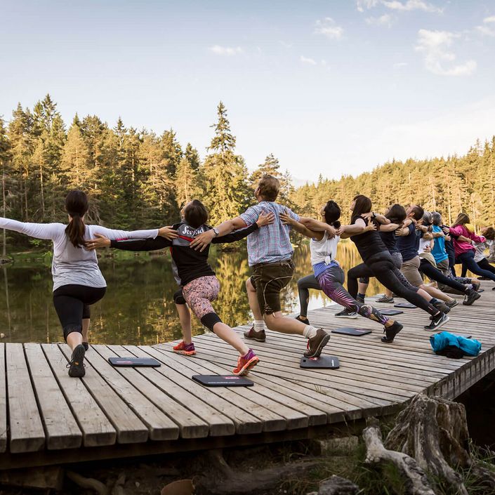 Yogagruppe am See