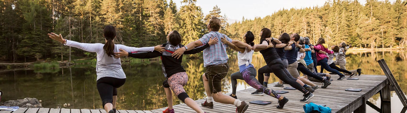 Yogagruppe am See