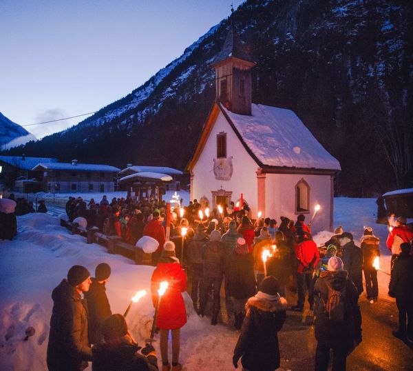 Menschen bei der Fackelwanderung