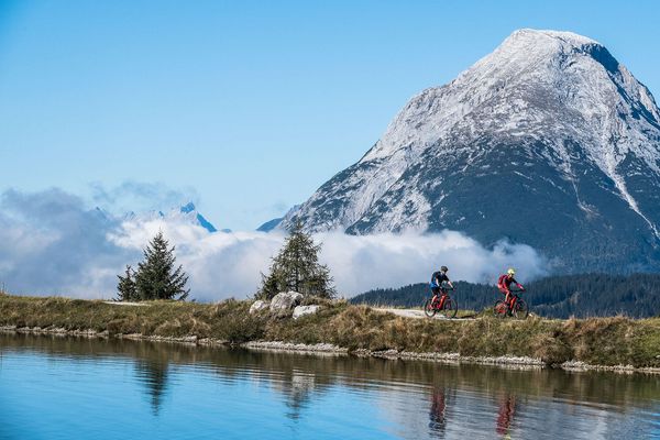 Mountainbiker vor Berggipfel