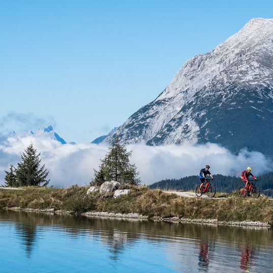 Mountainbiker vor Berggipfel