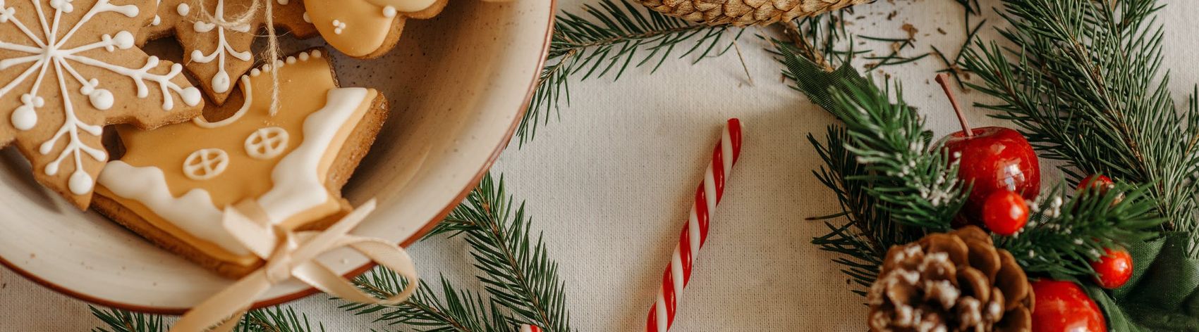 Weihnachtlich dekorierter Keksteller