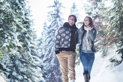 Paar spaziert im Schnee