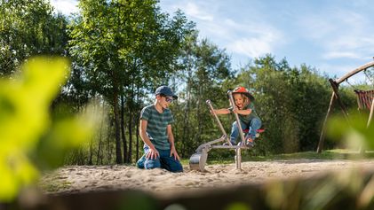 Kinder spielen im Sand