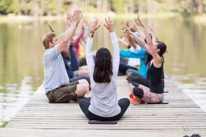 Yogagruppe am Steg