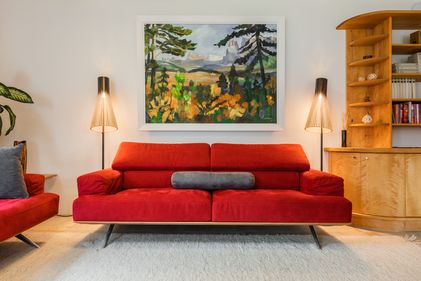 Rotes Sofa mit seitlicher Beleuchtung