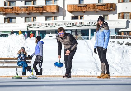 Mann beim Eisstockschießen