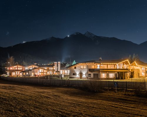 Blick auf die Löwenchalets bei Nacht