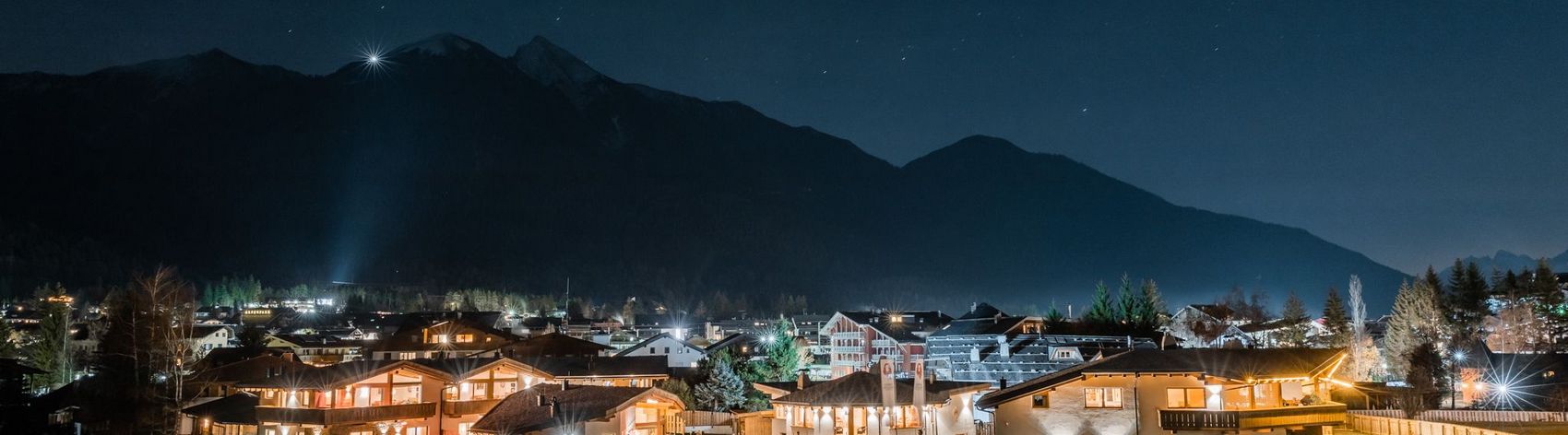 Blick auf die Löwenchalets bei Nacht