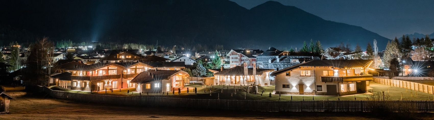 Blick auf die Löwenchalets bei Nacht