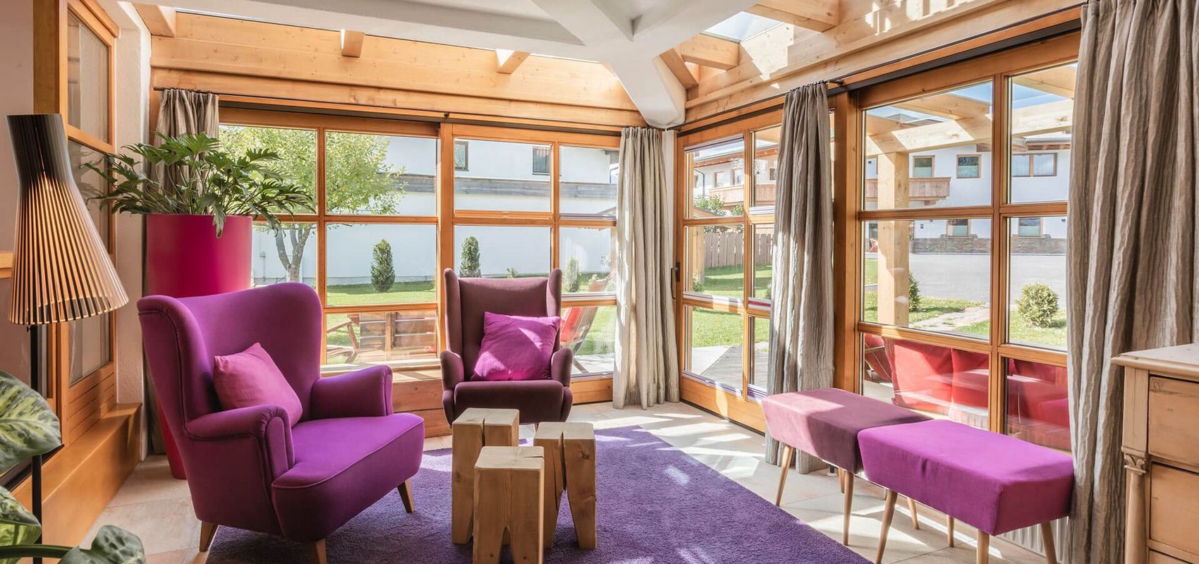 Sonniger Wohnraum mit bunten Möbeln