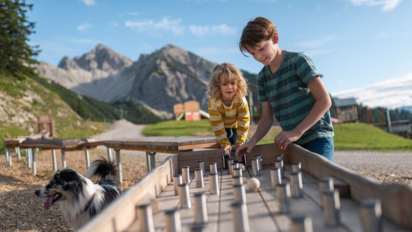 Kinder am Spielplatz mit Hund