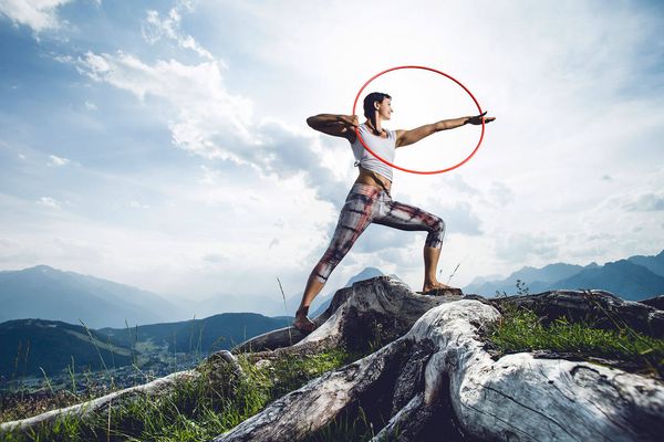 Frau beim Yoga mit Reifen