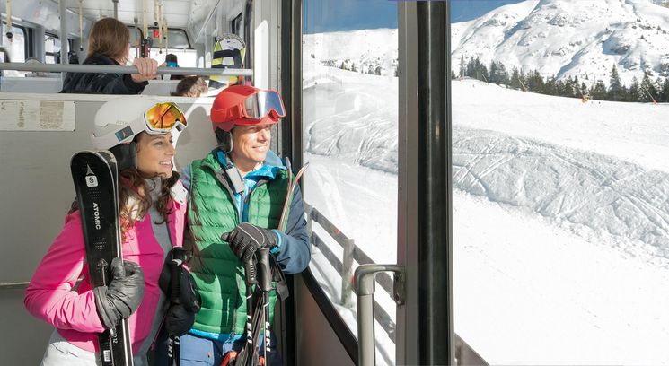 Skifahrer in der Standseilbahn