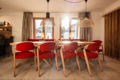 Esstisch mit roten Stüheln Löwenchalet Seefeld