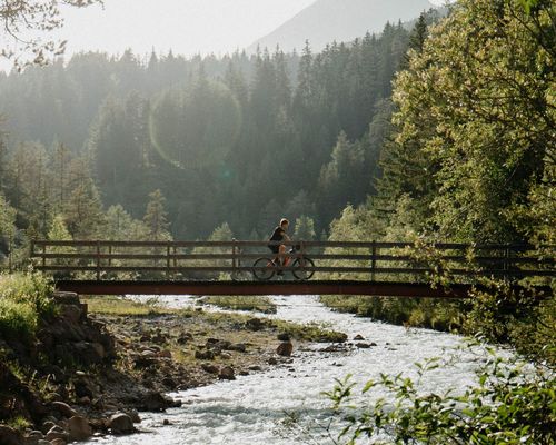 Mountainbiker fährt über Brücke