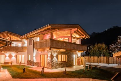 Löwenchalets mit Weihnachtsbeleuchtung